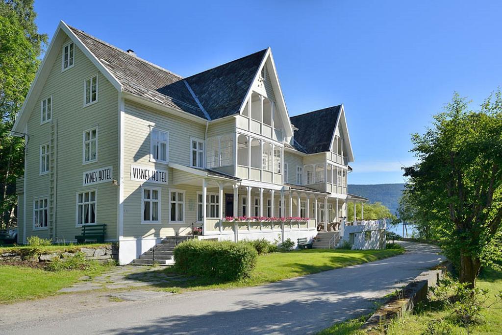 Visnes Hotel สตรีน ภายนอก รูปภาพ