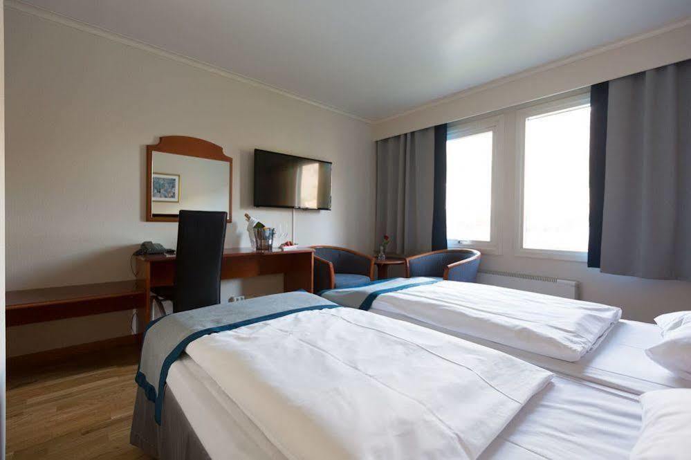 Visnes Hotel สตรีน ภายนอก รูปภาพ
